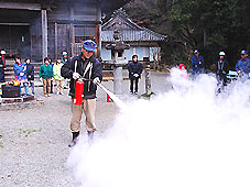 Photo：消火器による初期消火訓練