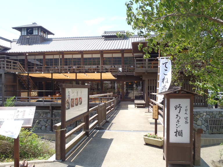 つきあたりの堤防を上がって右に・・五十鈴川堤防側から!